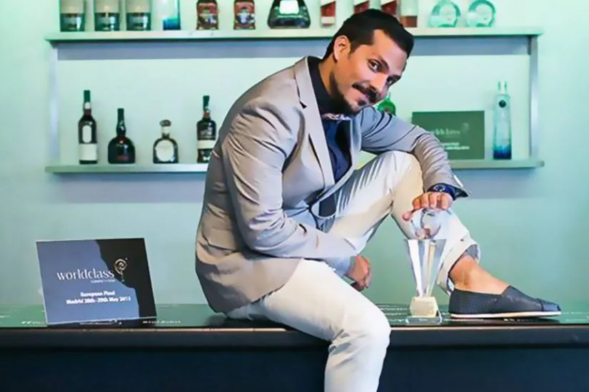 ΘΟΔΩΡΗΣ ΠΙΡΙΛΛΟΣ behind the bar the likker